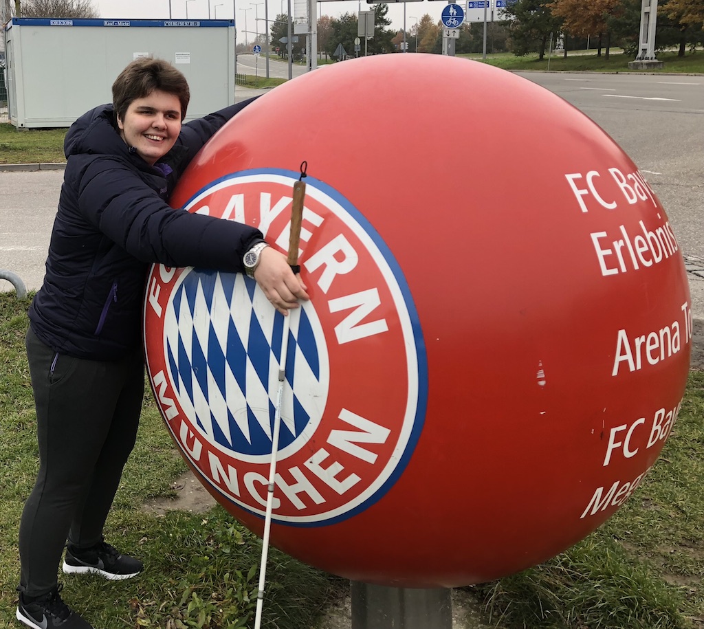 Mirnesa omfavner en Bayern Munchen logo